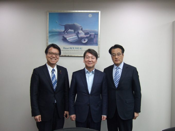 写真：韓国大統領候補に名前が挙がっている安哲秀(ｱﾝ･ﾁｮﾙｽ)議員と。韓国にて（2月20日）